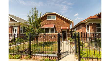 6140 N Claremont Ave Chicago,  IL 60659